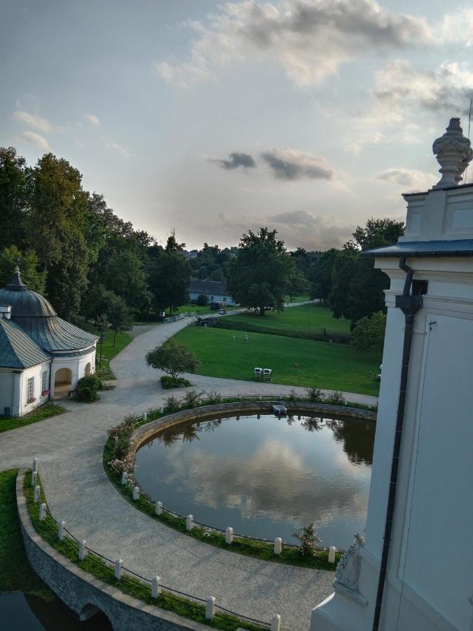 Palac W Kurozwekach Kurozweki Экстерьер фото