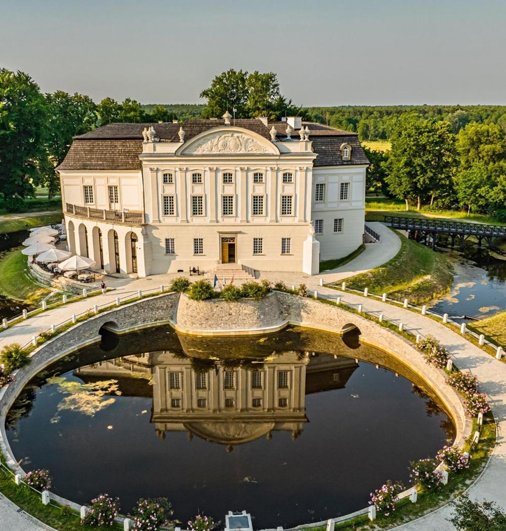 Palac W Kurozwekach Kurozweki Экстерьер фото